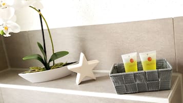 Dusche, Haartrockner, Handtücher, Seife