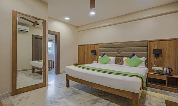 Premium Room | Desk, iron/ironing board, bed sheets - Treebo Gyani's (Golmuri)