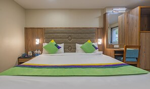 Deluxe Room | Desk, iron/ironing board, bed sheets - Treebo Gyani's (Golmuri)