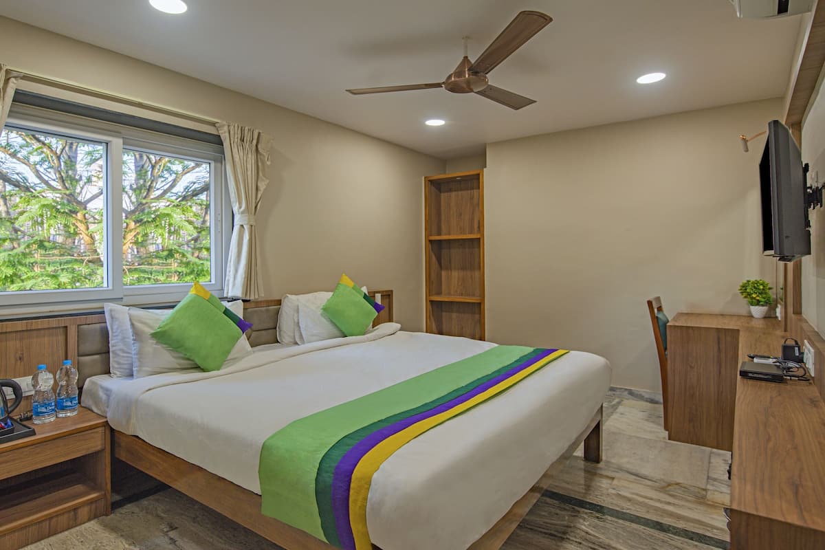 Quarto standard | Escrivaninha, ferros/tábuas de passar roupa, roupa de cama