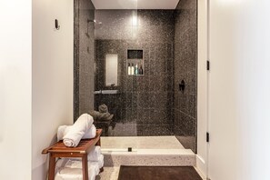 Dusche, Haartrockner, Handtücher, Seife