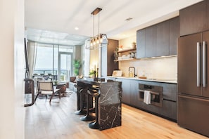 Frigorifero, microonde, forno, piano cottura