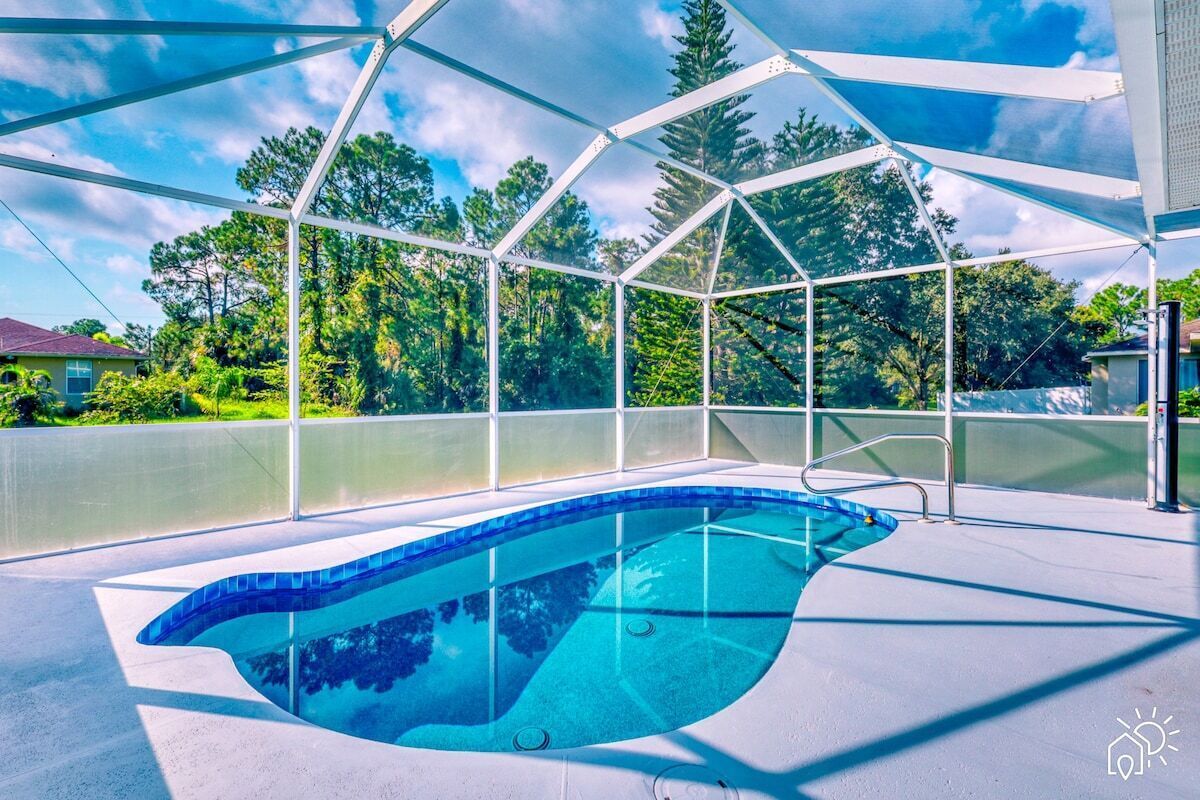 Endless Summer ~ Heated SALT Pool ~ 3bd ~ Bright ~