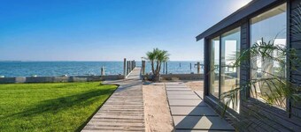 Black Swan Beachfront Home with Jacuzzi year round