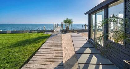 Black Swan Beachfront Home with Jacuzzi year round