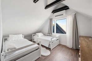 5 bedrooms, iron/ironing board, WiFi, bed sheets