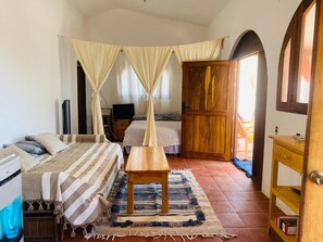3 bedrooms, in-room safe, WiFi, bed sheets