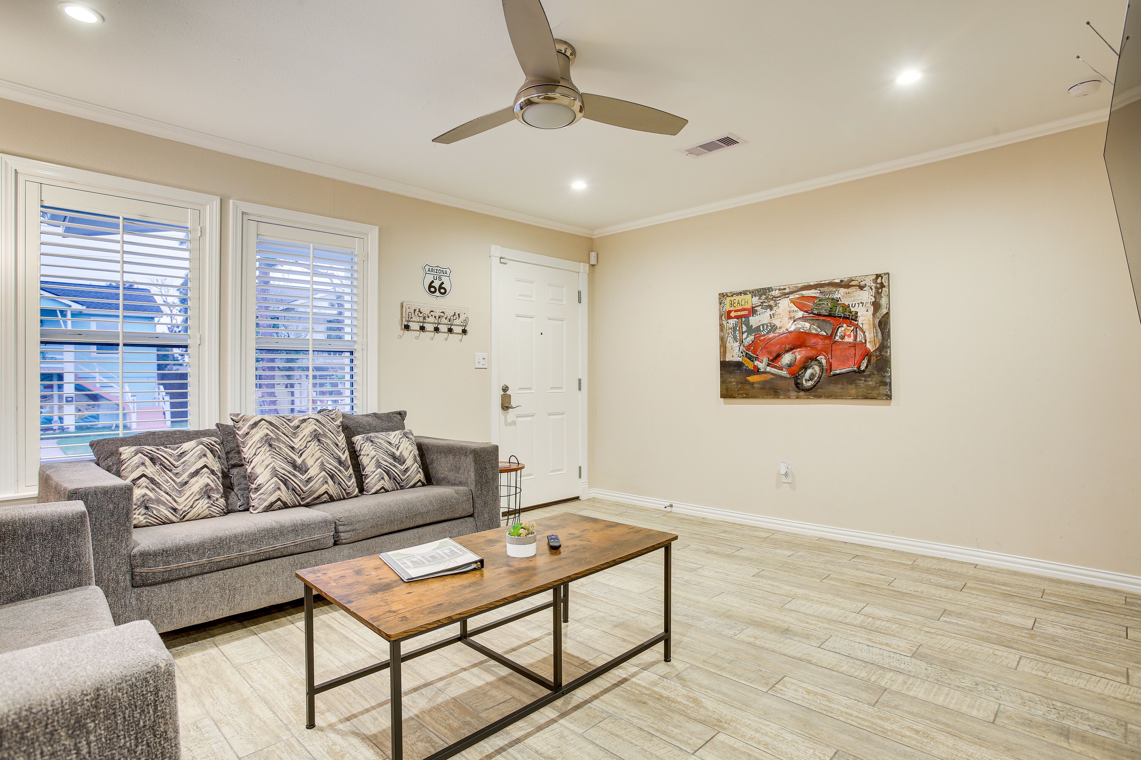 Pet-Friendly Galveston Cottage < 1 Mi to Beach!