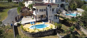 2 BDR 3 Beds Villa w/Pool and Jacuzzi - 2 minutes from the beach!