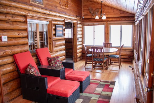 Charming Cabin Nestled along the Stony Brook Creek