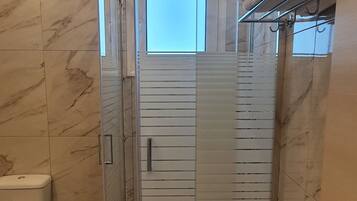 Douche, sèche-cheveux, serviettes fournies, savon