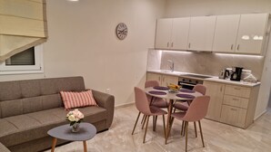 Una sala de estar moderna con un sofá, una mesa de centro y un comedor con sillas y una mesa.