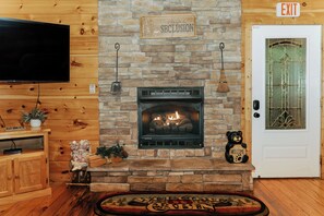 Interior - Mountain Seclusion - COZY Cabin! 15 fifteen minutes from downtown G'Burg!! (Sevierville)