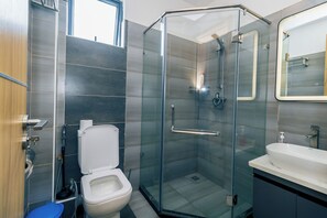 Apartment, 1 Bedroom, Courtyard View | Bilik Mandi | Pancuran mandi, hulu semburan hidrourut, selipar, tuala disediakan 