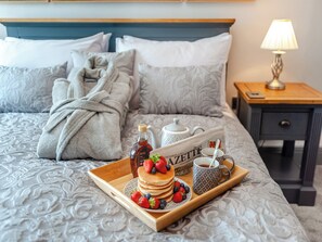 2 多间卧室、免费 WiFi、床单