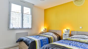 2 chambres, fer et planche Ă repasser