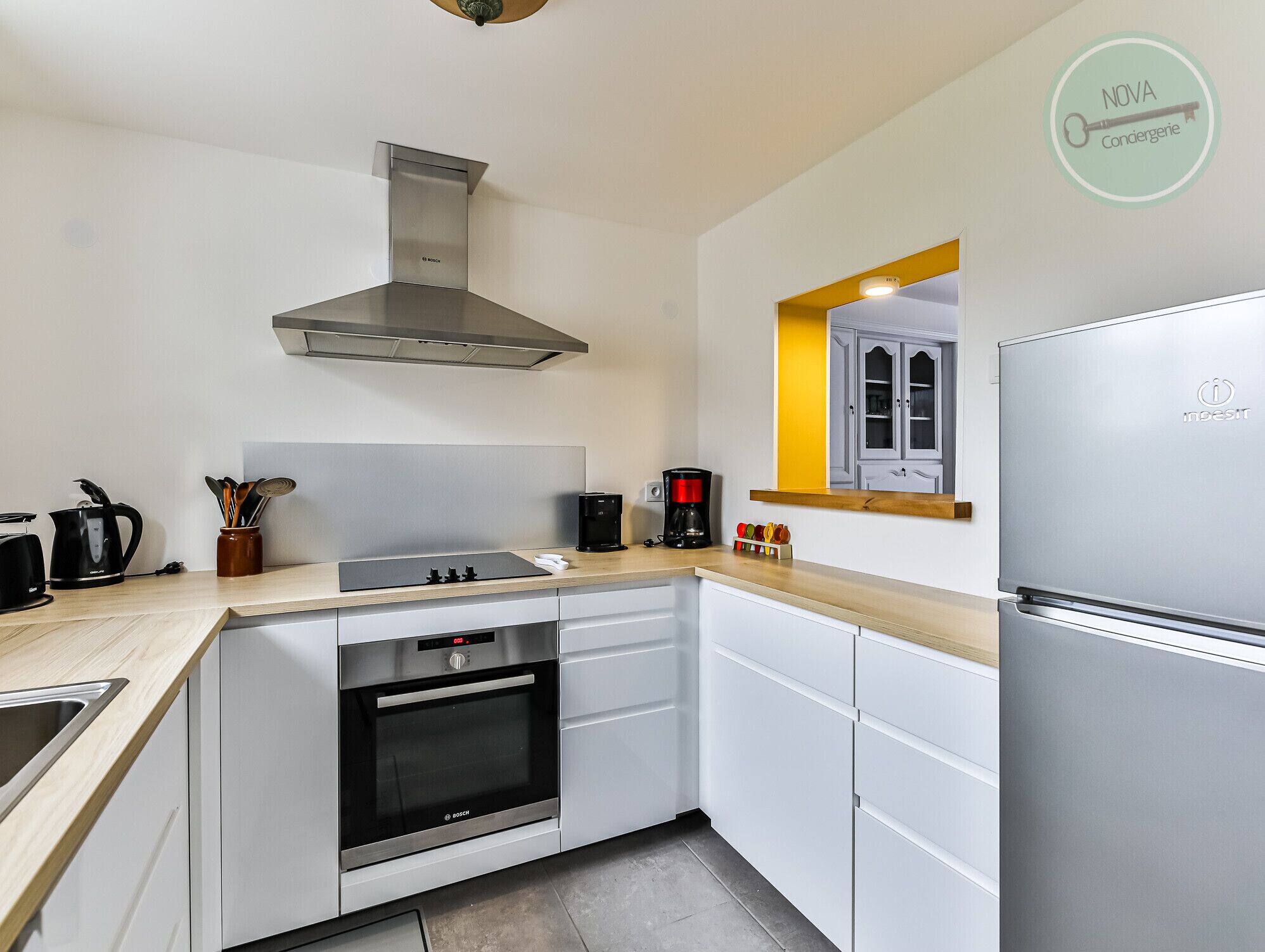 Een koelkast, een microgolfoven, een oven, een vaatwasser