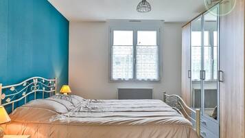 2 chambres, fer et planche Ă repasser