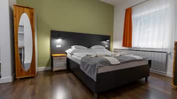 4 人部屋 | セーフティボックス (室内)、デスク、遮光カーテン、アイロン / アイロン台