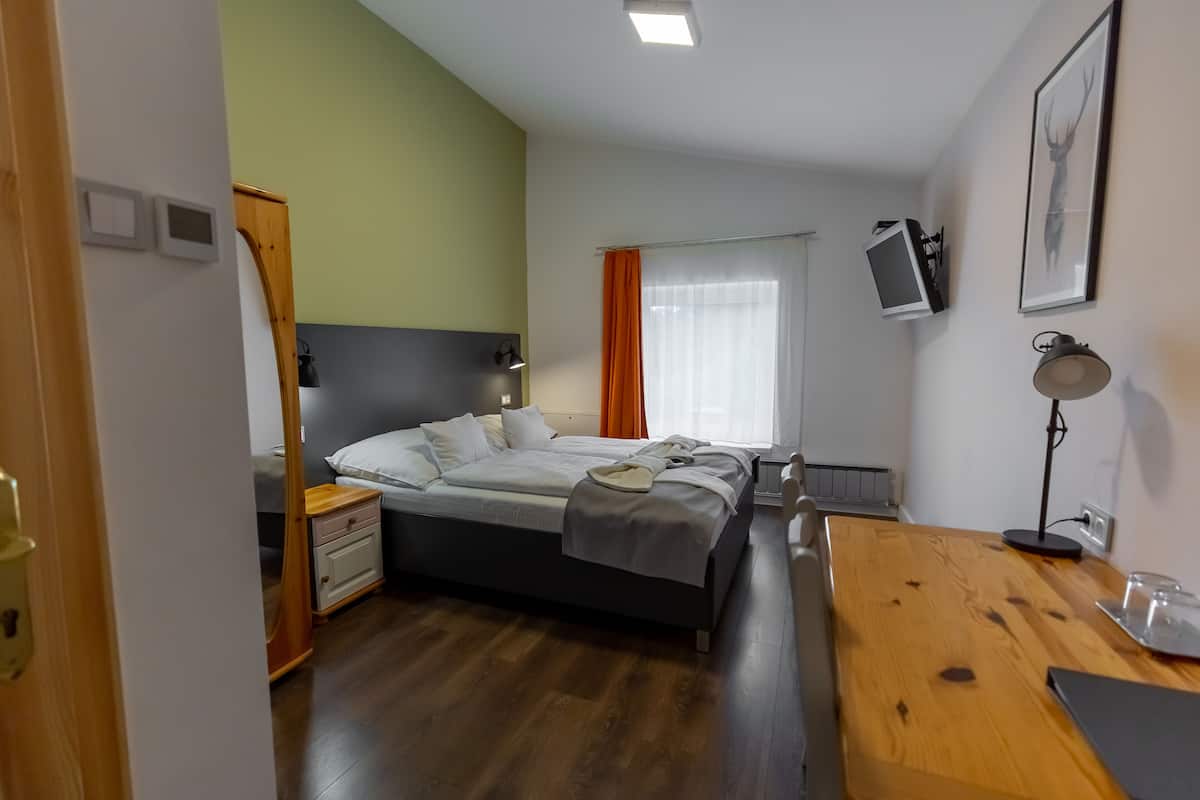 Caja de seguridad en la habitación, escritorio y cortinas blackout