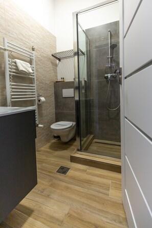 Habitación triple estándar | Baño | Regadera, secadora de cabello, toallas, jabón 
