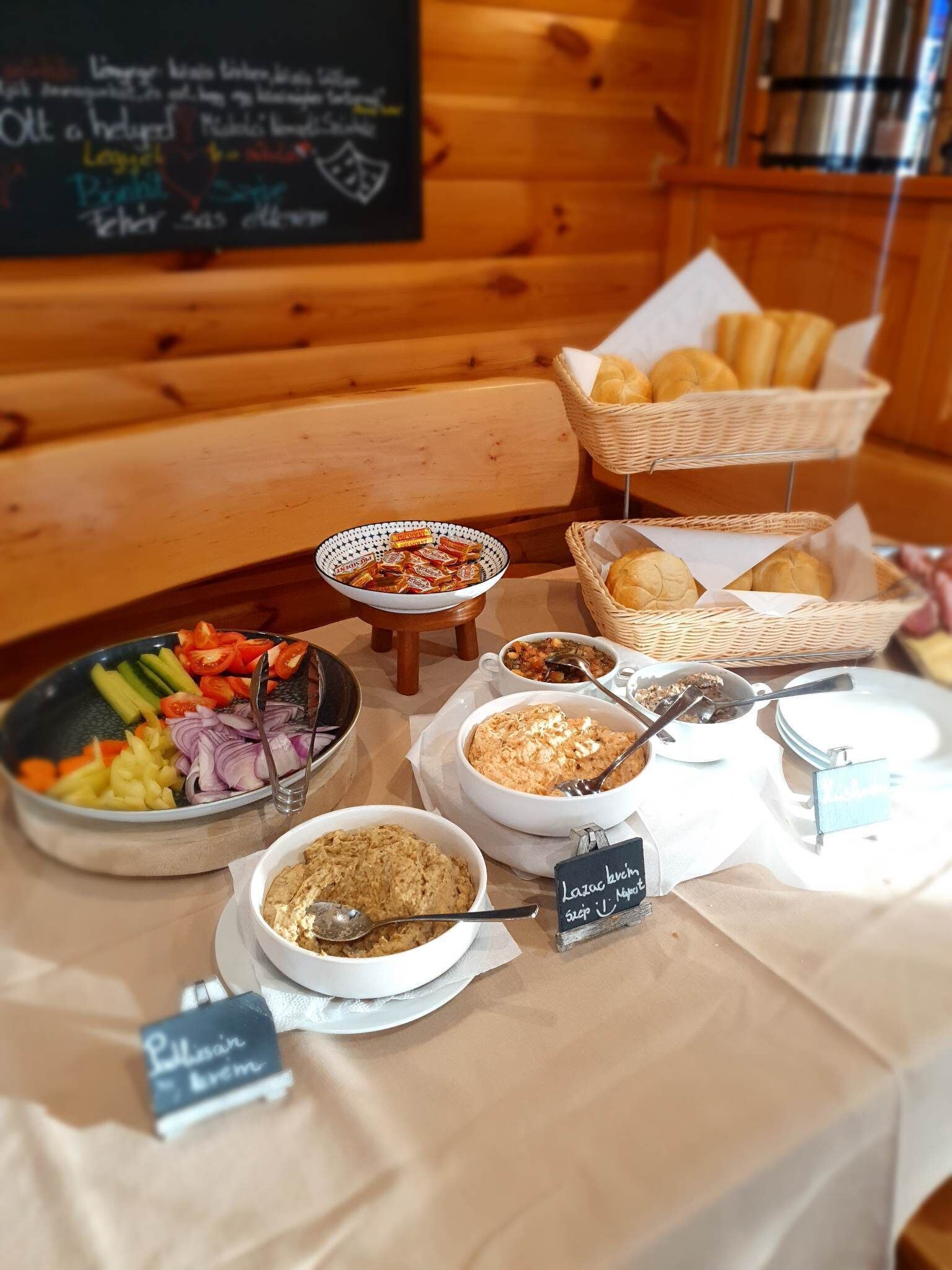 Bao gồm bữa sáng buffet hàng ngày 