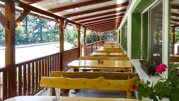 屋外ダイニングエリア