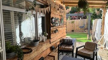 Signature House, Private Bathroom (James' Place @ The Park) | Terrace/patio