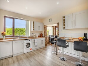 Dishwasher, freezer - 5 bedroom accommodation in Walpole Highway, near Wisbech (Walpole Highway, near Wisbech)