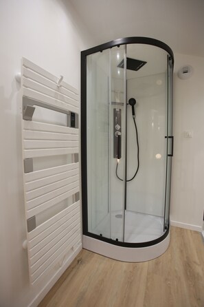 Shower, towels