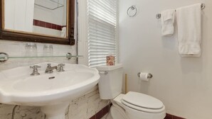 City Room | Bathroom - Dupont at The Circle (Washington)
