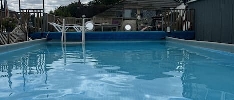 Una piscina al aire libre, una piscina climatizada