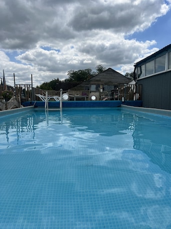Standard-Doppelzimmer, mit Bad, Gartenblick (with patio table) | Außenpool