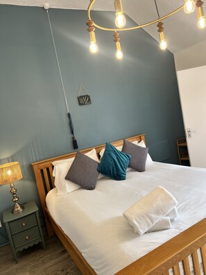 Deluxe Double Room, Ensuite, Garden View (patio with table)