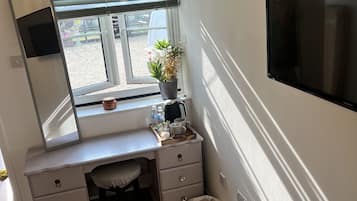 Deluxe Double Room, Ensuite, Garden View (patio with table) | Interior