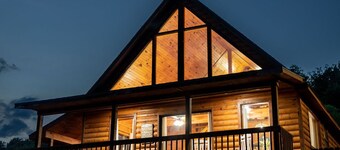 Cozy Creekside Cabin - Sleeps 6 - Perfect for campfires & making memories