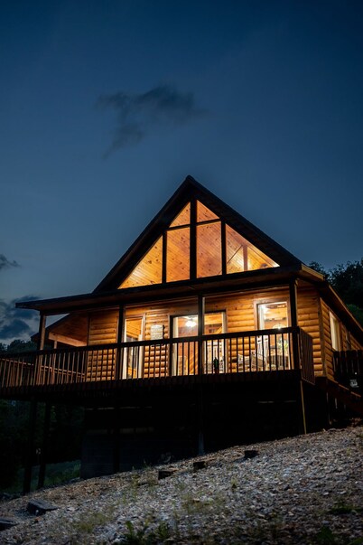 Cozy Creekside Cabin - Sleeps 6 - Perfect for campfires & making memories