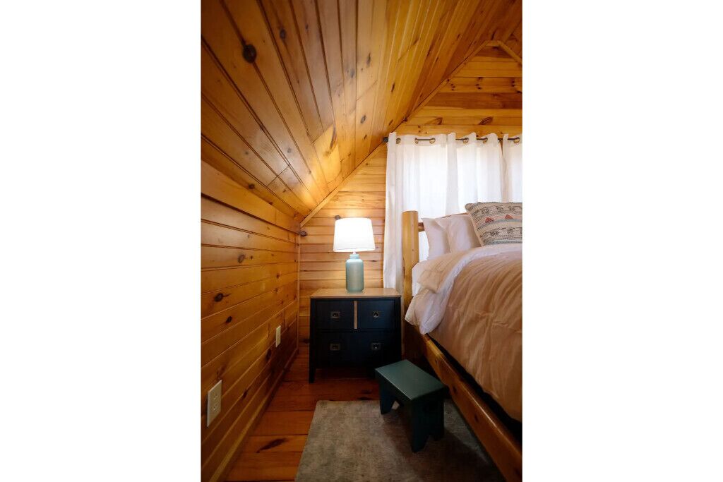 Cozy Creekside Cabin - Sleeps 6 - Perfect for campfires & making memories