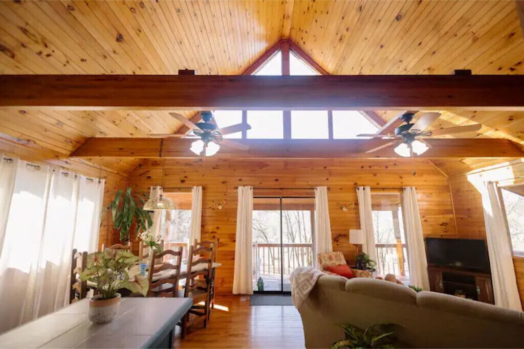 Cozy Creekside Cabin - Sleeps 6 - Perfect for campfires & making memories