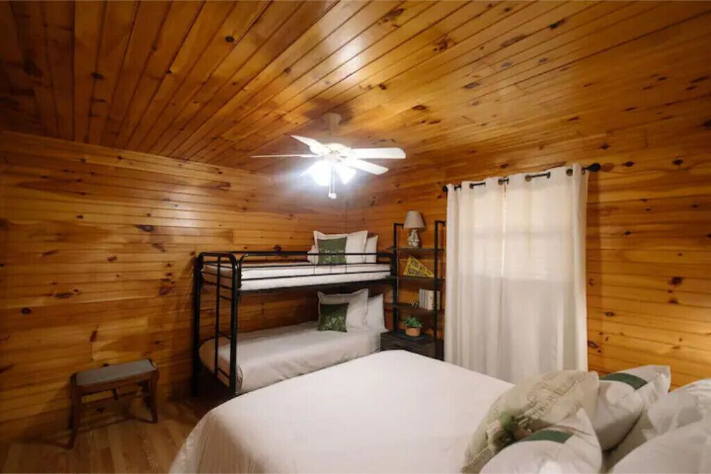 Cozy Creekside Cabin - Sleeps 6 - Perfect for campfires & making memories