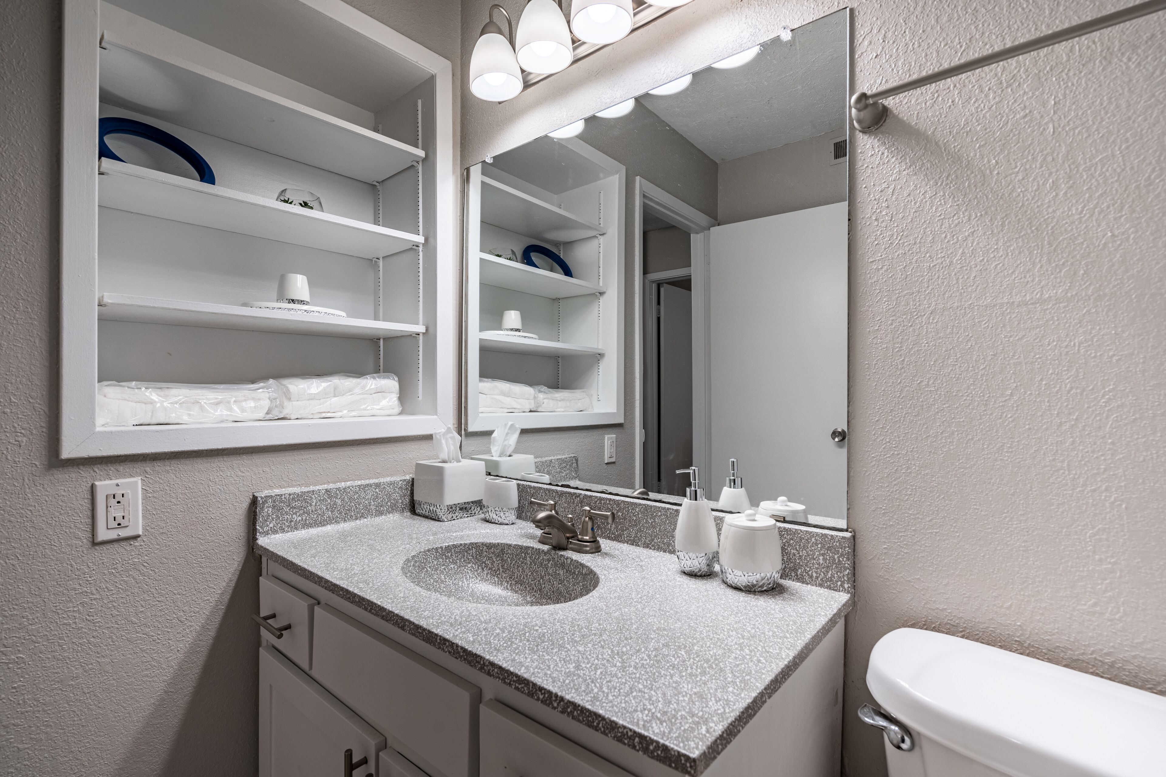 Cozy new 1BR with Balcony