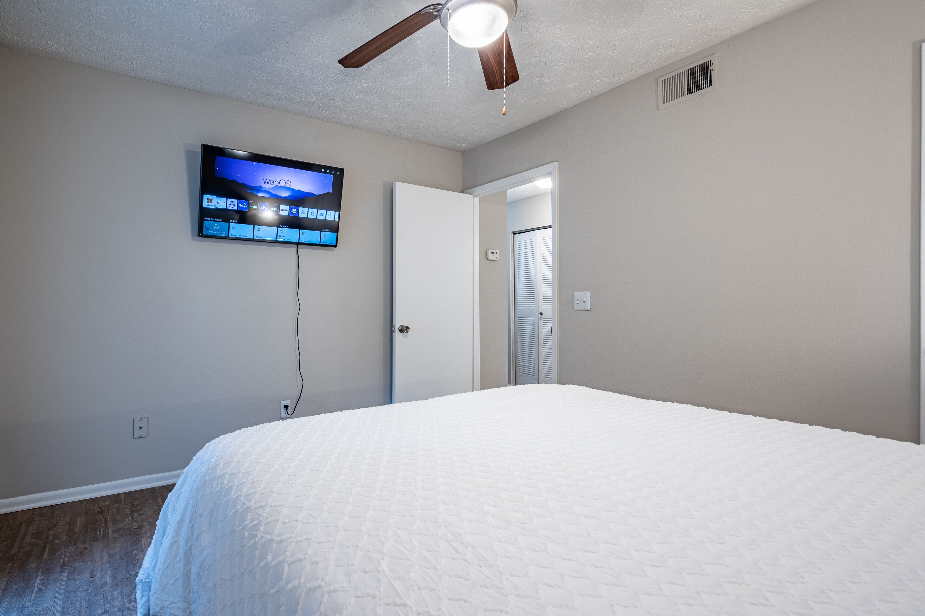 Cozy new 1BR with Balcony