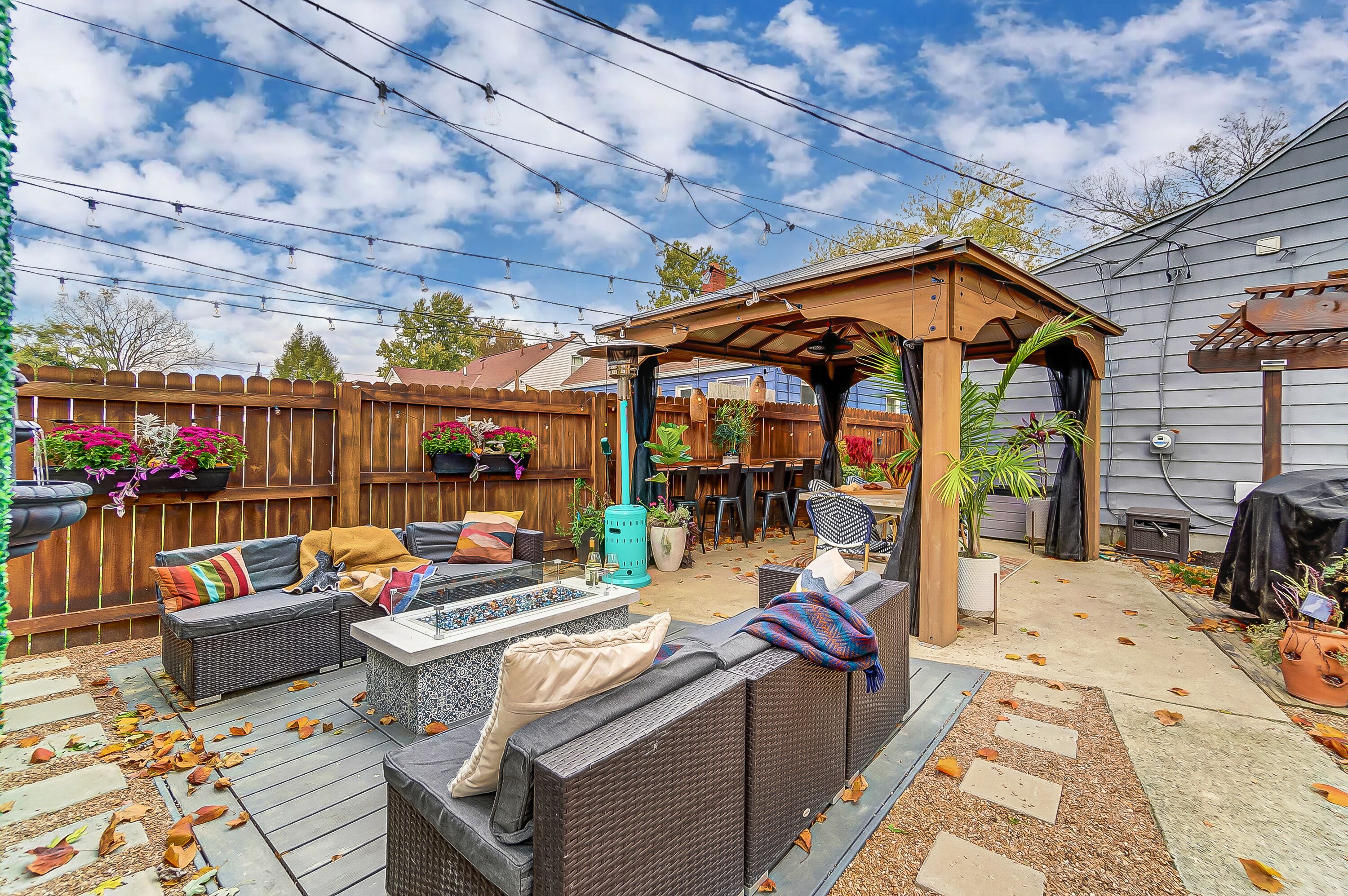 Boho Bexley Bungalow! King bed, Outdoor Oasis, near downtown Columbus & Airport