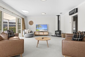 TV, fireplace - Stunning & Spacious on Irishman (Twizel)