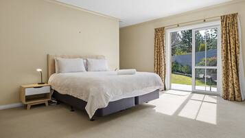 4 bedrooms, free WiFi, bed sheets
