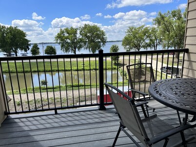 Cozy Lake View Condo