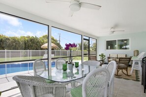 Outdoor dining - Updated Stuart home in waterfront community with private backyard, pool & lanai (Stuart)