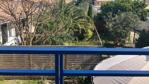 Ein umzäunter Garten mit einer Hängematte und einer Holzterrasse.