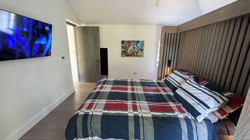 3 bedrooms, desk, soundproofing, iron/ironing board