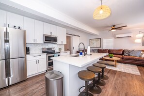 Jääkaappi, mikroaaltouuni, uuni, liesi